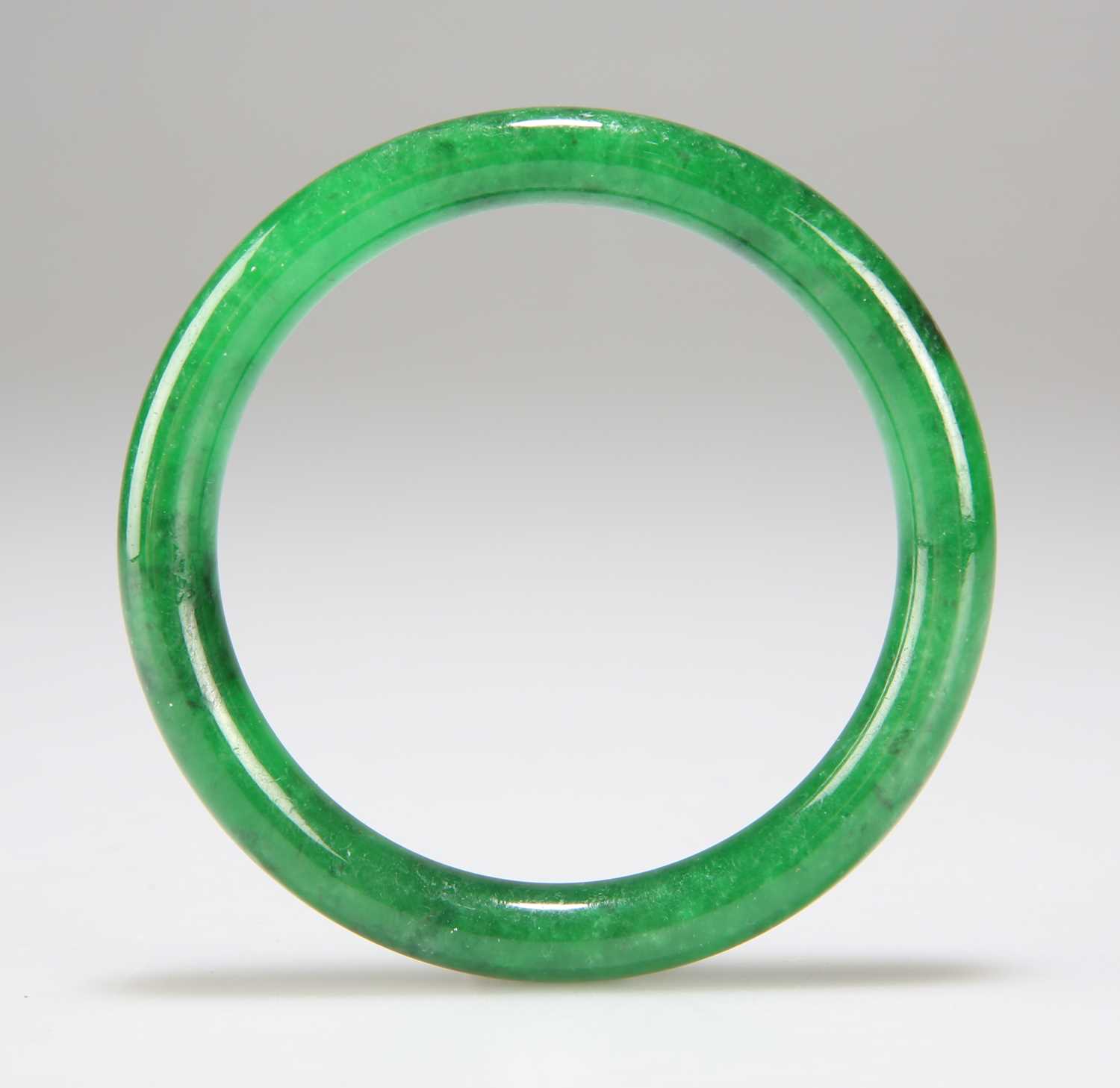 Lot 125 - A CHINESE JADE BANGLE