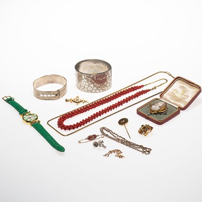 Lot 503 - A MIXED GROUP OF GOLD, SILVER AND COSTUME JEWELLERY