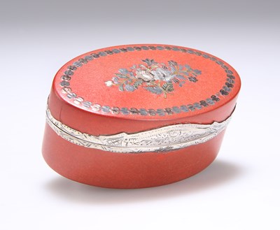 Lot 483 - A LOUIS XVI SILVER-MOUNTED TRI-COLOUR GOLD INLAID RED LACQUER BOÎTE-À-MOUCHES, CIRCA 1775-80