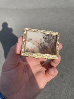 Lot 478 - A RARE LOUIS XV PICTURE AGATE, GOLD AND ENAMEL SNUFF BOX, BY NÖEL HARDIVILLERS