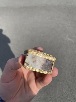 Lot 478 - A RARE LOUIS XV PICTURE AGATE, GOLD AND ENAMEL SNUFF BOX, BY NÖEL HARDIVILLERS