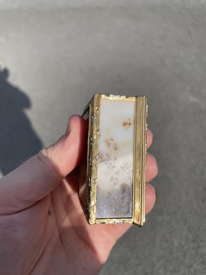 Lot 478 - A RARE LOUIS XV PICTURE AGATE, GOLD AND ENAMEL SNUFF BOX, BY NÖEL HARDIVILLERS