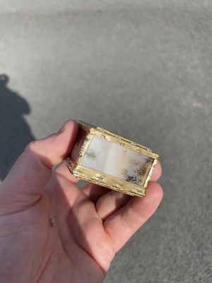 Lot 478 - A RARE LOUIS XV PICTURE AGATE, GOLD AND ENAMEL SNUFF BOX, BY NÖEL HARDIVILLERS