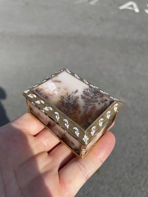 Lot 478 - A RARE LOUIS XV PICTURE AGATE, GOLD AND ENAMEL SNUFF BOX, BY NÖEL HARDIVILLERS