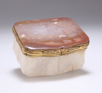 Lot 443 - AN 18TH CENTURY ROCK CRYSTAL AND AGATE SNUFF BOX