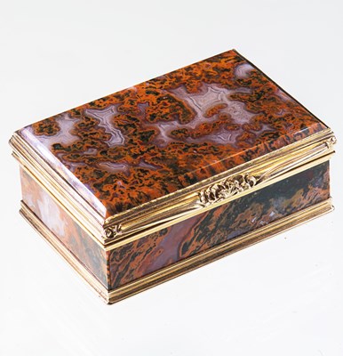 Lot 480 - A RARE GOLD-MOUNTED PLUME AGATE SNUFF BOX, CIRCA 1760