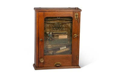 Lot 557 - AN EARLY 20TH CENTURY OAK-CASED CATCHER-STYLE PENNY ARCADE MACHINE, THE 'CLOWN' PICKWICK