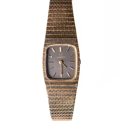 Lot 426 - A LADY'S 9CT GOLD OMEGA BRACELET WATCH