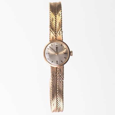 Lot 423 - A LADY'S 9CT GOLD TISSOT BRACELET WATCH