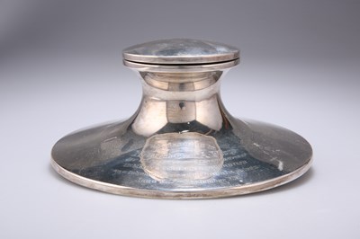 Lot 280 - A GEORGE V LARGE SILVER CAPSTAN INKWELL