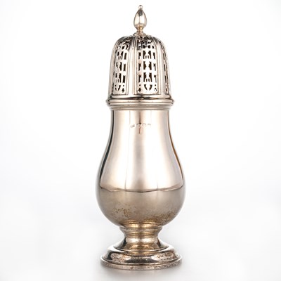 Lot 117 - A GEORGE V SILVER SUGAR CASTER