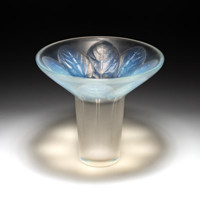 Lot 23 - RENÉ LALIQUE (FRENCH, 1860-1945), 'VIOLETTES', A VASE, DESIGNED 1921