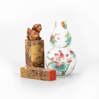 Lot 182 - A SMALL CHINESE FAMILLE ROSE DOUBLE GOURD VASE