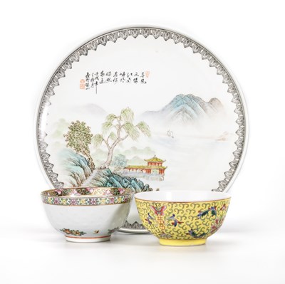 Lot 135 - A CHINESE FAMILLE ROSE DISH