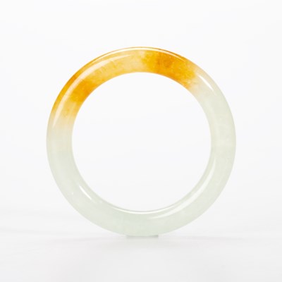 Lot 142 - A CHINESE JADE BANGLE