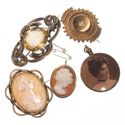 Lot 444 - A COLLECTION OF VICTORIAN AND LATER BROOCHES