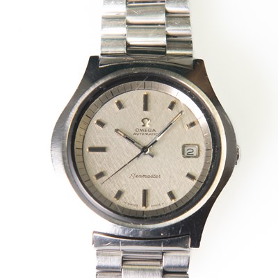 Lot 429 - A GENTS STEEL OMEGA SEAMASTER BRACELET WATCH