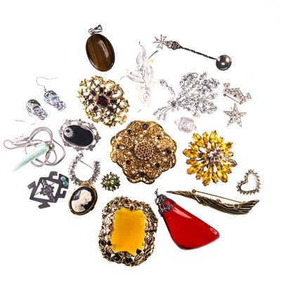 Lot 157 - A COLLECTION OF MIXED COSTUME JEWELLERY