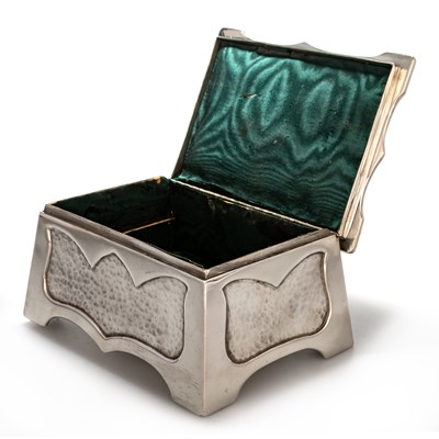 Lot 569 - A LIBERTY & CO TUDRIC PEWTER JEWELLERY BOX