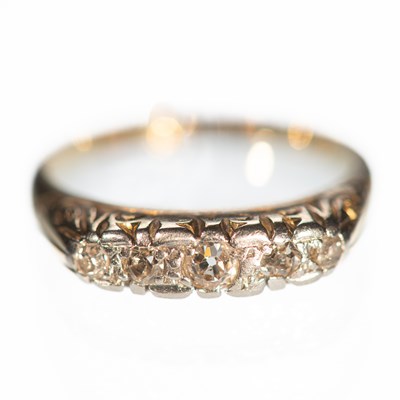 Lot 445 - AN 18CT YELLOW GOLD AND DIAMOND FIVE STONE RING