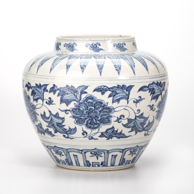 Lot 124 - A CHINESE BLUE AND WHITE JAR, QING DYNASTY