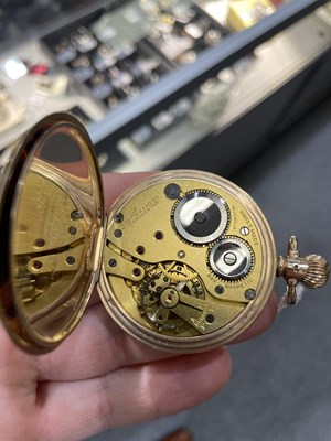 Lot 422 - A 9CT GOLD OPEN FACED EVERITE POCKET WATCH