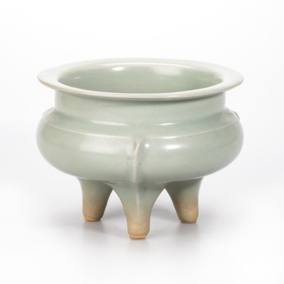 Lot 84 - A LARGE CHINESE LONGQUAN CELADON TRIPOD CENSER