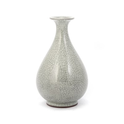Lot 122 - A CHINESE GE-TYPE VASE, YUHUCHUNPING; A SMALL CHINESE CELADON CENSER AND A CHINESE CELADON VASE