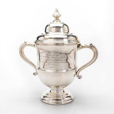Lot 228 - A GEORGE V LARGE SILVER TWO-HANDLED PRESENTATION CUP AND COVER