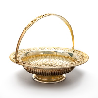 Lot 261 - AN EDWARDIAN LARGE SILVER-GILT FRUIT BASKET