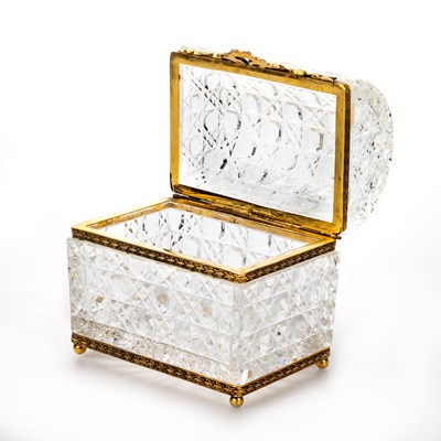 Lot 19 - CRISTAL TAILLE MAIN, A FRENCH GILT-METAL MOUNTED GLASS BOX