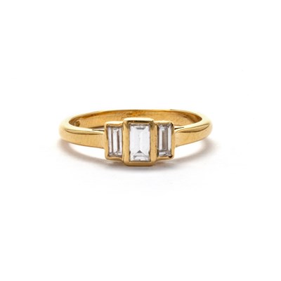 Lot 443 - AN 18CT YELLOW GOLD AND DIAMOND THREE STONE RING