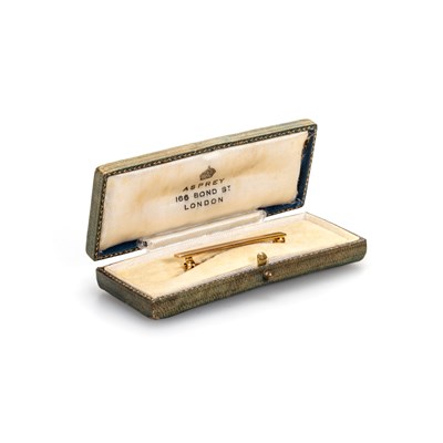 Lot 447 - ASPREY: A 9CT GOLD TIE PIN