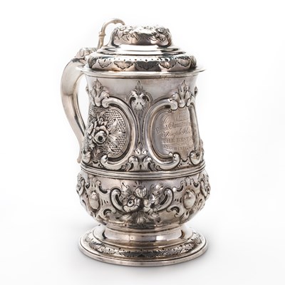 Lot 332 - ROYAL GLOUCESTERSHIRE HUSSARS: A GEORGE III SILVER LIDDED TANKARD