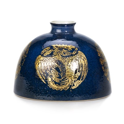 Lot 92 - A CHINESE GILDED AND BLUE-GLAZED PORCELAIN BRUSHWASHER