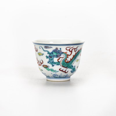 Lot 107 - A CHINESE DOUCAI 'DRAGON' CUP