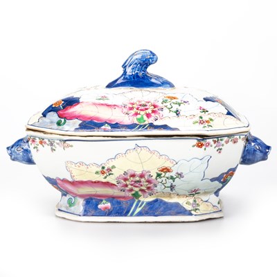 Lot 161 - A CHINESE FAMILLE ROSE 'TOBACCO LEAF' TUREEN AND COVER