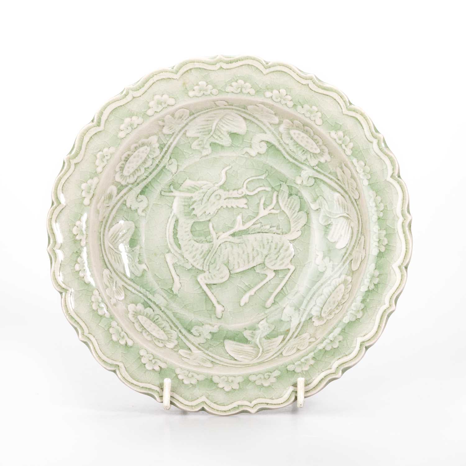 Lot 101 - A CHINESE CELADON GLAZED BARBED RIM DISH