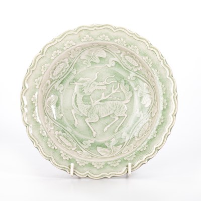 Lot 101 - A CHINESE CELADON GLAZED BARBED RIM DISH