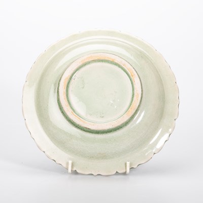 Lot 101 - A CHINESE CELADON GLAZED BARBED RIM DISH