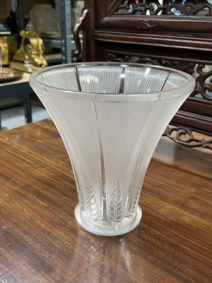 Lot 12 - RENÉ LALIQUE (FRENCH, 1860-1945), A 'EPIS' VASE, DESIGNED 1931