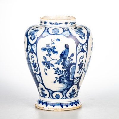 Lot 27 - AN 18TH CENTURY DUTCH DELFT VASE