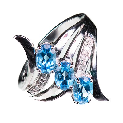 Lot 463 - A 9CT WHITE GOLD BLUE TOPAZ AND DIAMOND RING