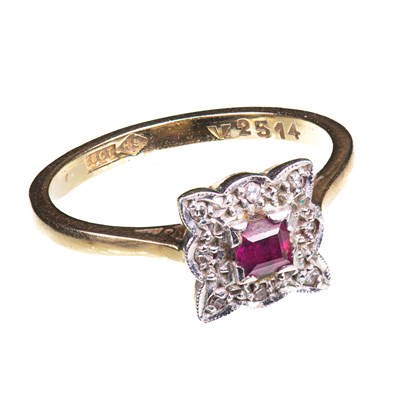 Lot 524 - AN 18 CARAT YELLOW GOLD RUBY AND DIAMOND SQUARE CLUSTER RING