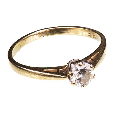 Lot 487 - AN 18 CARAT YELLOW GOLD AND DIAMOND SOLITAIRE RING