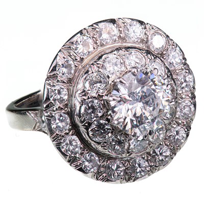 Lot 648 - AN 18 CARAT WHITE GOLD AND DIAMOND TARGET RING