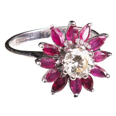 Lot 551 - AN 18 CARAT WHITE GOLD, DIAMOND AND RUBY FLOWER HEAD CLUSTER RING