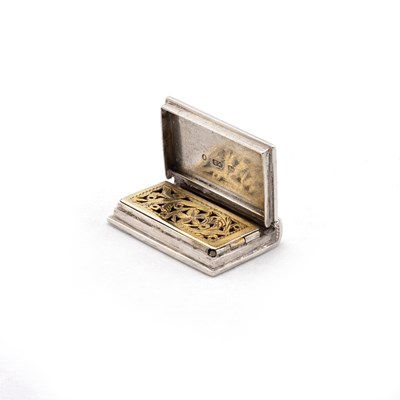 Lot 385 - A WILLIAM IV SILVER VINAIGRETTE