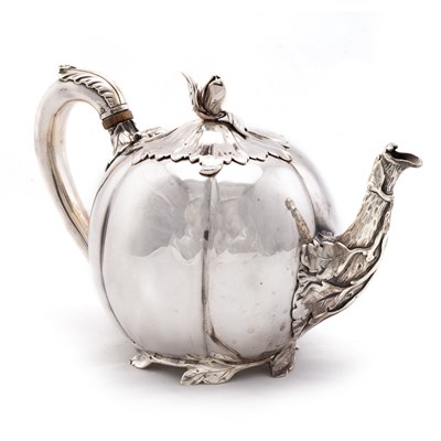 Lot 366 - A WILLIAM IV SILVER TEAPOT