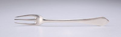 Lot 416 - A WILLIAM III SILVER DOG-NOSE THREE-PRONG FORK